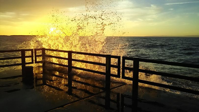 打ち寄せる波と夕日 打ち寄せる波と夕日